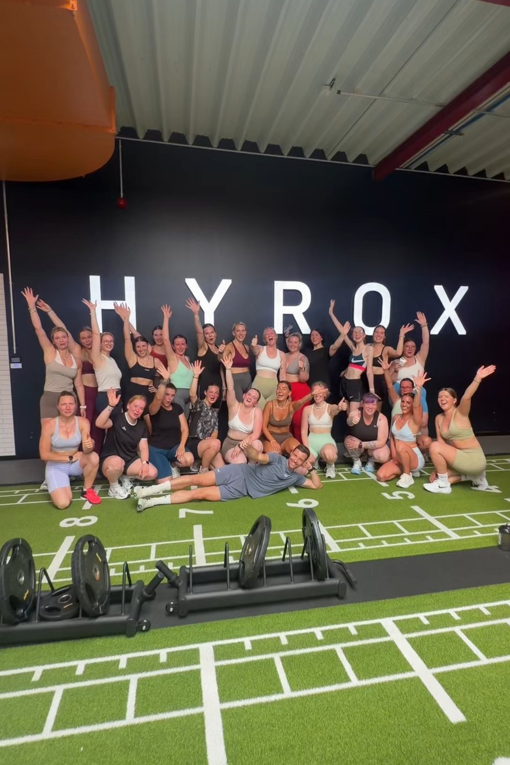 Seli mit ihrer HYROX-Crew