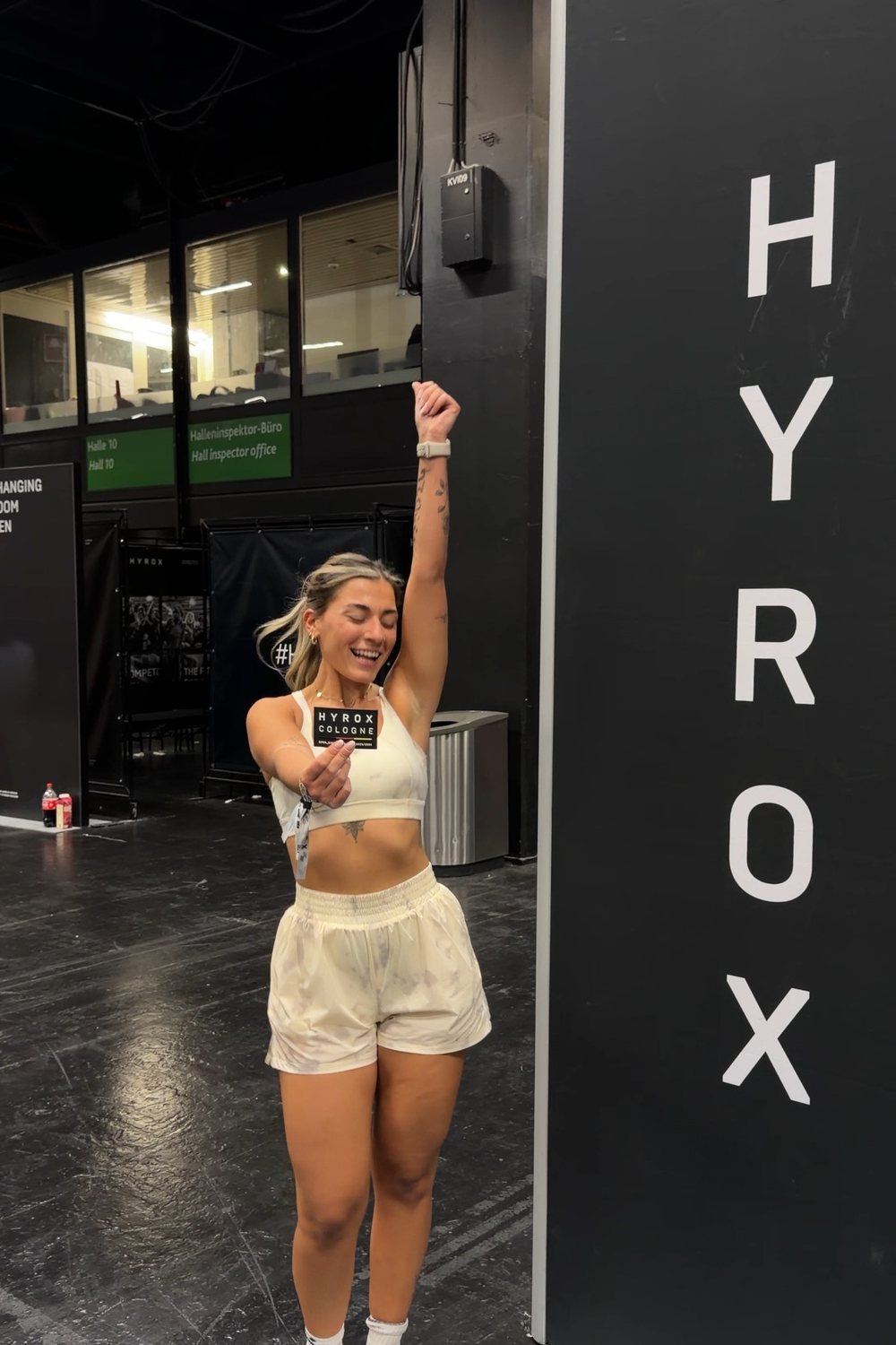 Seli vor dem HYROX-Schild