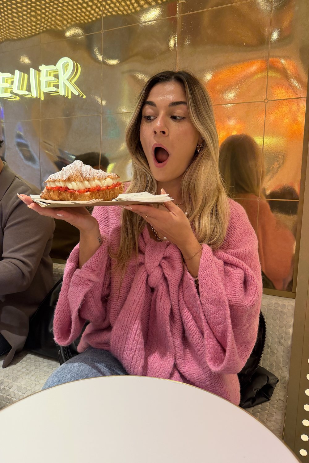Seli lachend mit einem Stück Kuchen