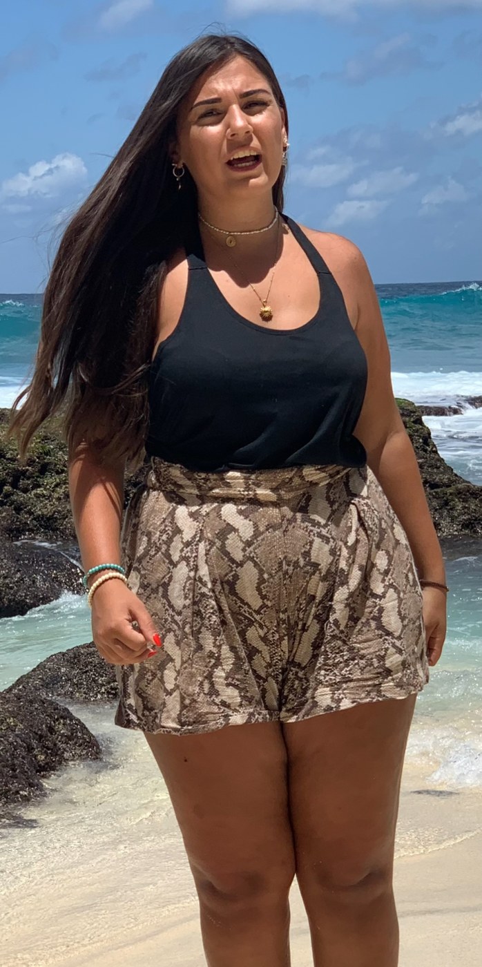 Seli 2020, 23 Kilo schwerer, am Strand